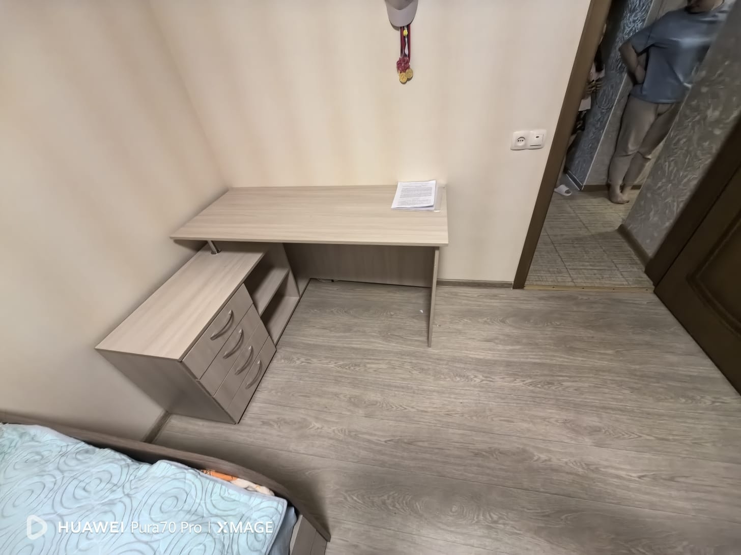 Угловой письменный стол в цвете «Ясень» — идеальное решение для комфортного рабочего пространства 222